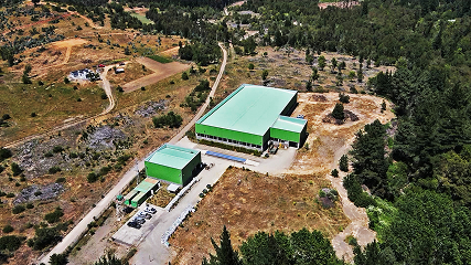 Vista aérea de una planta de compostaje rodeada de bosque
